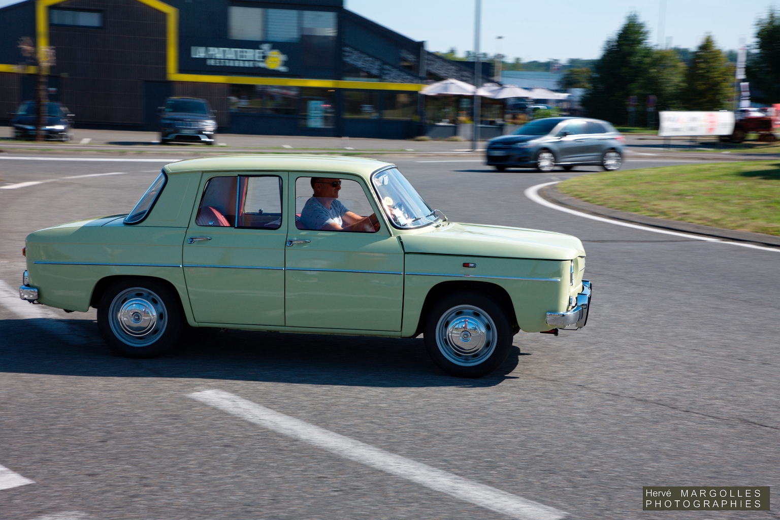 Renault 8-001.jpg